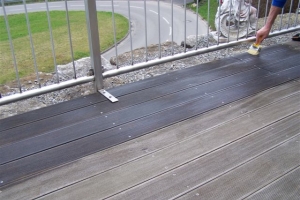 Terrassendiele aus Bankirai - entfernen von alten Rückständen mit HABiol Profi Grundreiniger und danach Behandlung mit HABiol UV.