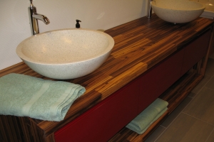 Massivholzplatte aus Zebrano für das Badezimmer als Tischplatte für die Waschbecken