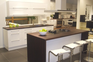 Moderne Küche, schlicht gestaltet mit einer Küchenplatte in Eiche schwarz
