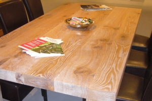Massivholz Tischplatte Eiche rustikal behandelt mit HABiol weiß pigmentiert, dadurch wird die Holzmaserung deutlich sichtbar.