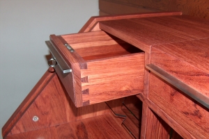 Tischschublade eines Gesellenstück – Tisch aus Bubinga Holz und Behandlung erfolgte mit HABiol UV